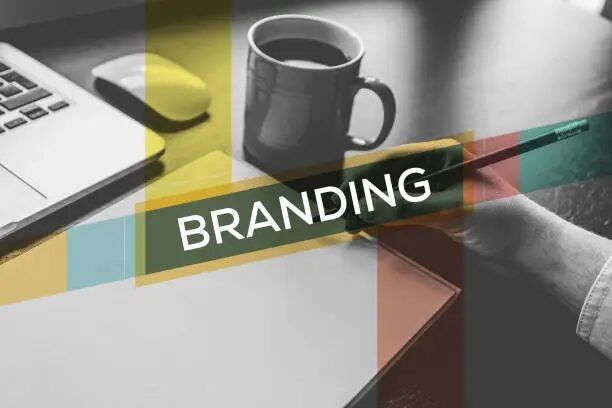 Ilustrasi branding dengan laptop dan kopi, menunjukkan proses desain grafis.