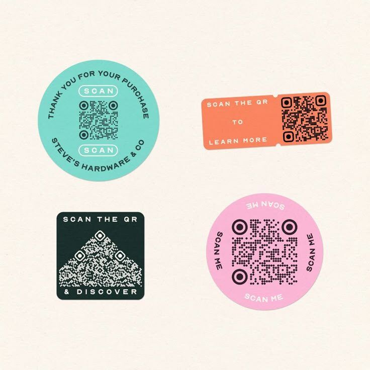 Contoh stiker promosi dengan kode QR yang menghubungkan media cetak ke kanal digital brand.