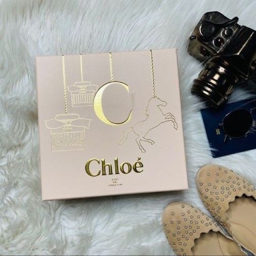 Kemasan Chloe elegan dengan detail produk yang menunjukkan bagaimana kemasan sederhana dapat memperkuat persepsi merek premium.