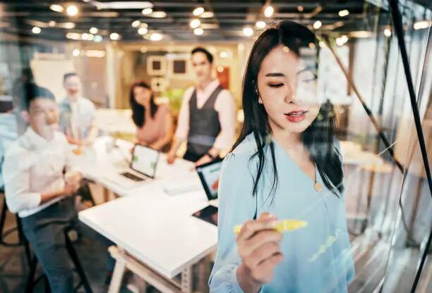 Grafis profesional menunjukkan desain grafis dan percetakan online di Uprint.id.