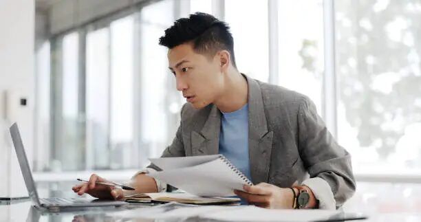 Profesional bisnis memeriksa dokumen dan file sebelum order jasa cetak flyer