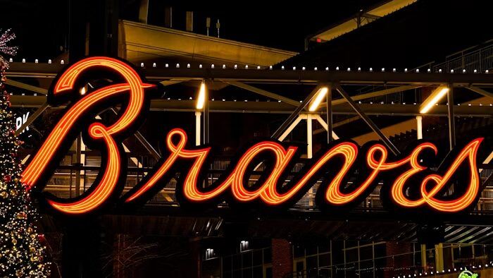 Lampu neon bertuliskan 'Braves' dengan latar belakang malam