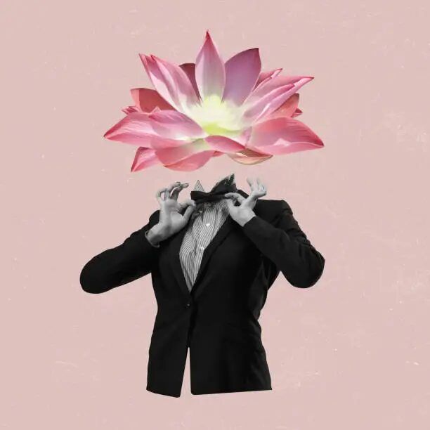 Gambar abstrak dengan bunga lotus besar di atas kepala seseorang, latar belakang pink.