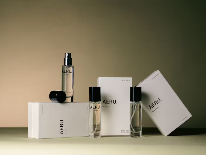 Produk parfum AERU dalam kotak dan botol.