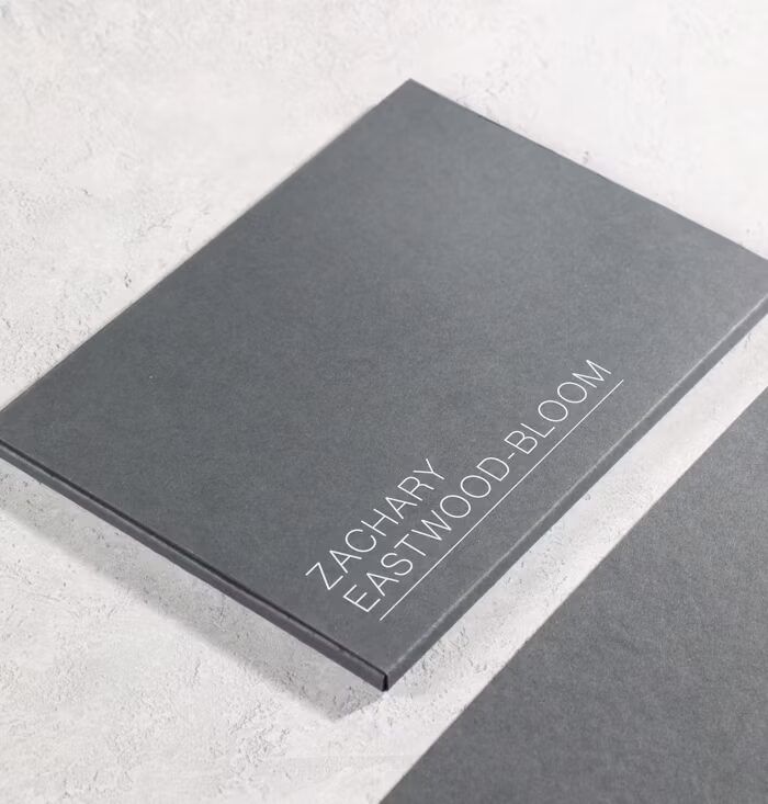 Buku hardcover hitam dengan tampilan formal sebagai inspirasi cover proposal dan dokumen presentasi profesional.