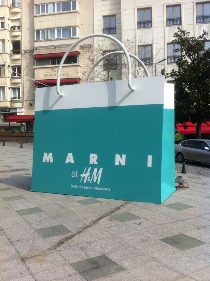 Kantong belanja Marni di H&M dengan desain modern di depan toko.