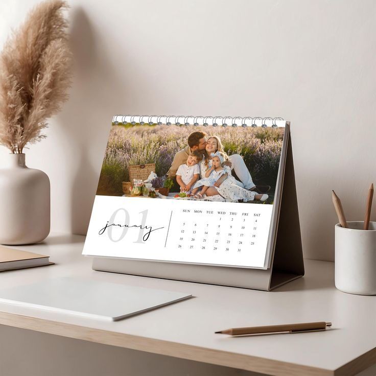 Kalender meja bulan Januari dengan foto keluarga di depan taman lavender.