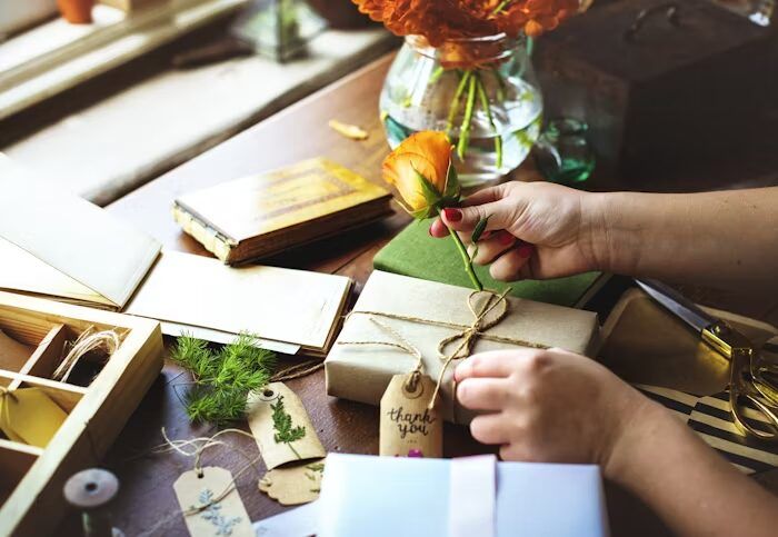 Cetak Dekorasi Hadiah Custom: 9 Ide DIY Kemasan Beromset Tinggi