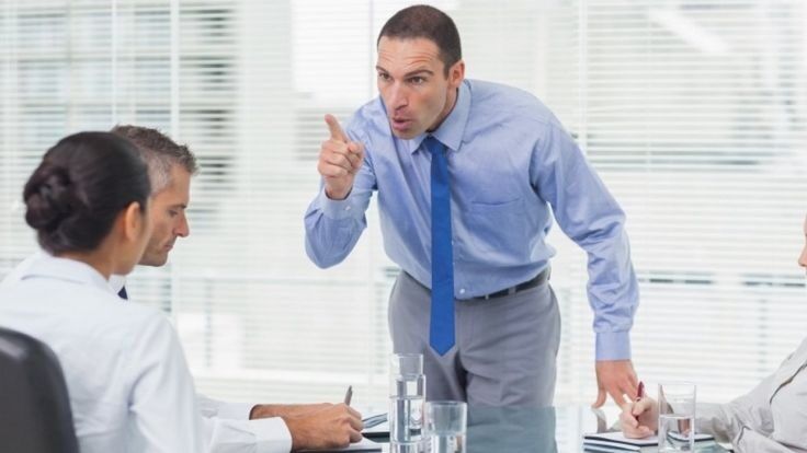 Pria memarahi rekan kerja saat rapat di kantor.