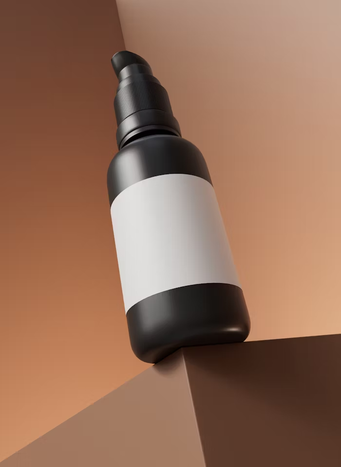 Botol kosmetik hitam dengan label putih menunjukkan pentingnya spesifikasi cetak dan konsistensi visual pada kemasan