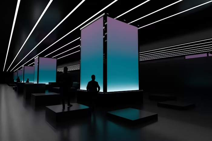 Pameran modern dengan panel LED dan siluet pengunjung untuk menggambarkan pentingnya materi cetak dan visual brand saat event.