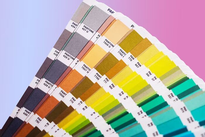 Buku swatch warna untuk membantu akurasi warna pada desain menu branded sebelum naik cetak.