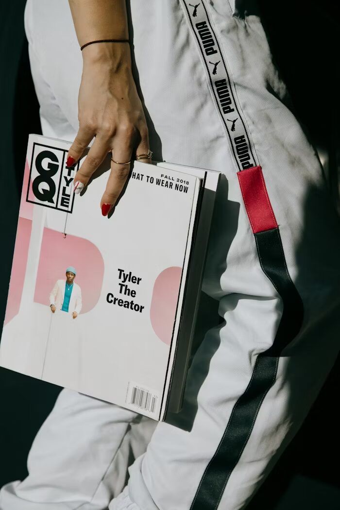 Tangan memegang majalah GQ Style dengan tema Tyler The Creator.
