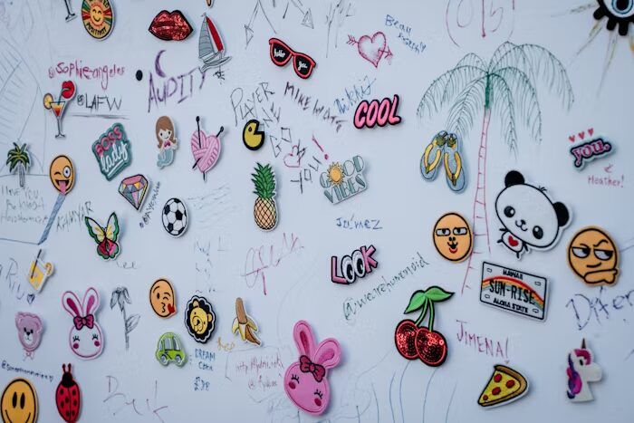Bahan Cetak Stiker Brand Murah: Pilih Vinyl atau Chromo untuk Produk Anda?