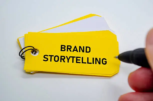 Label kuning bertuliskan 'Brand Storytelling' di atas lembaran kertas