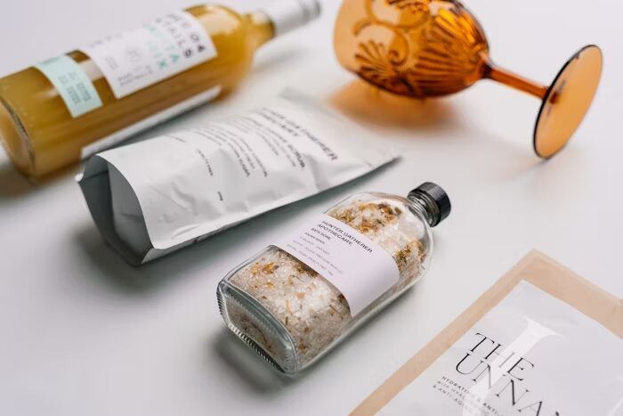 Botol aromaterapi dengan kemasan produk alami yang menunjukkan konsistensi brand melalui material dan warna