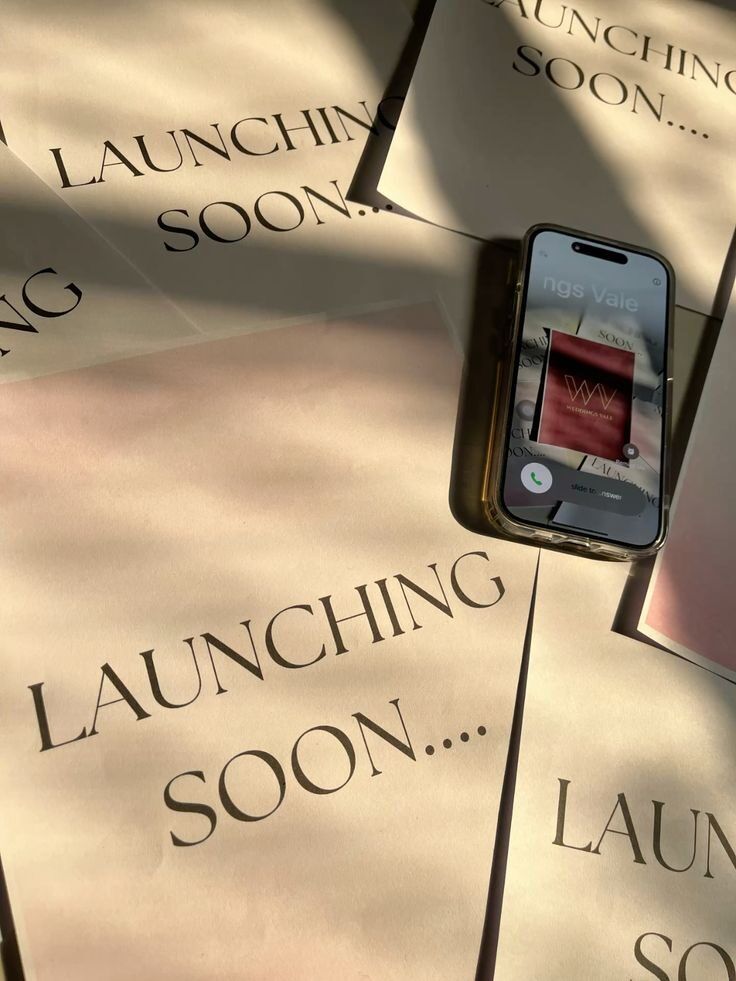 Percetakan online Uprint.id dengan banner 'Launching Soon' dan smartphone menunjukkan aplikasi percetakan.