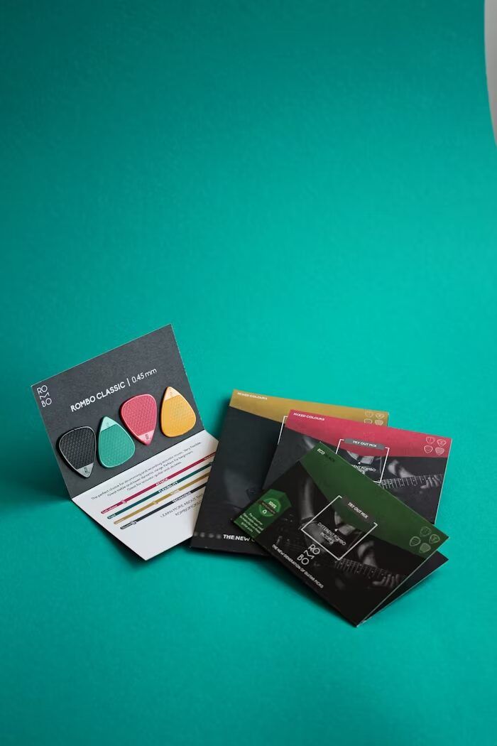 Paket pick gitar Rombo Classic dengan berbagai warna dan ukuran
