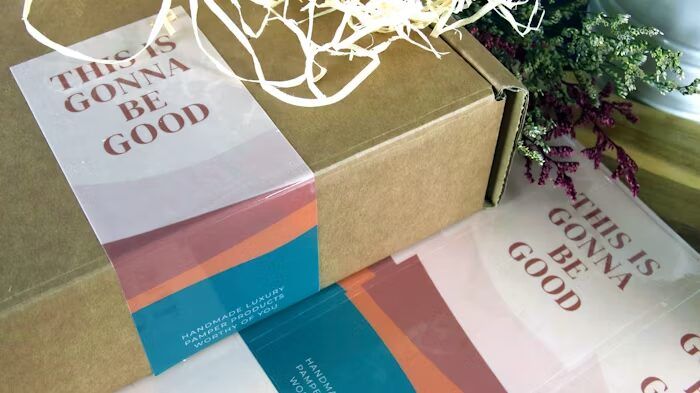 Paket percetakan online dengan kemasan elegan dan pesan positif.