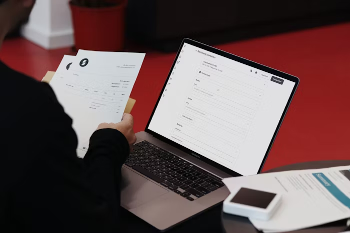 Formulir cetak dan halaman formulir online sebagai ilustrasi integrasi materi fisik dengan ekosistem digital melalui kode QR