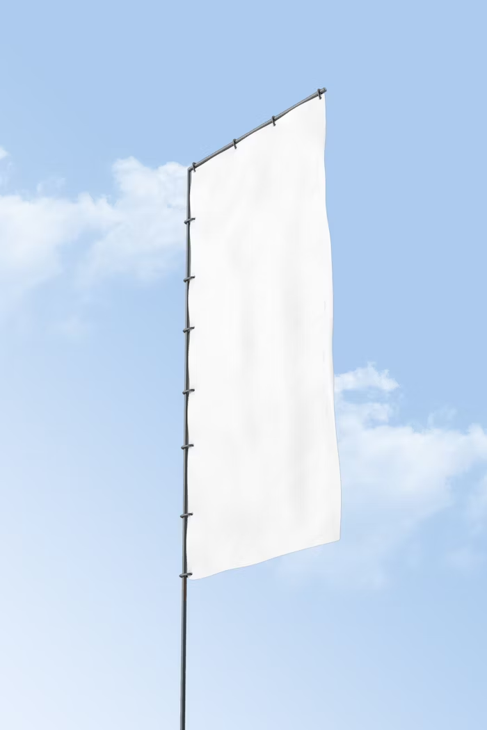 Banner putih kosong di tiang dengan langit biru