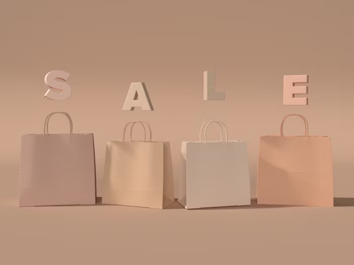Empat tas belanja pastel sebagai contoh kemasan promosi bermerek untuk pengalaman belanja.