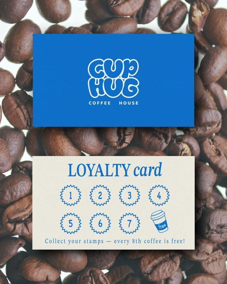 Kartu program loyalitas dengan stempel angka dan gambar kopi di latar belakang biji kopi.