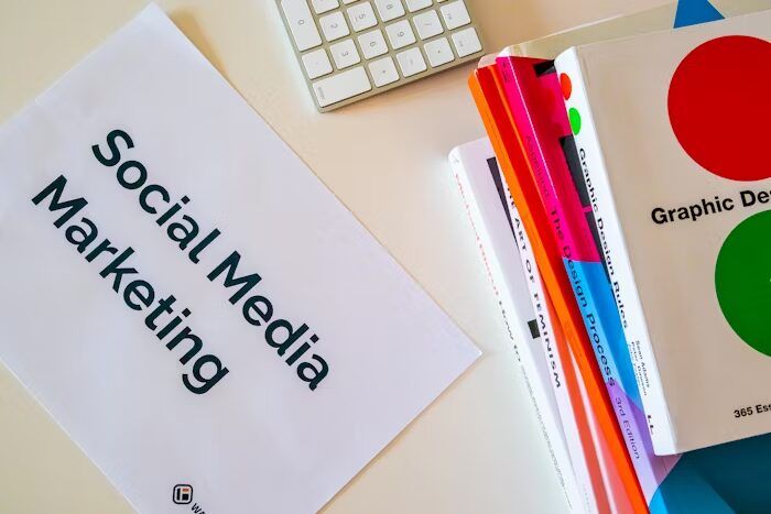Buku dan dokumen tentang marketing media sosial di meja kerja.