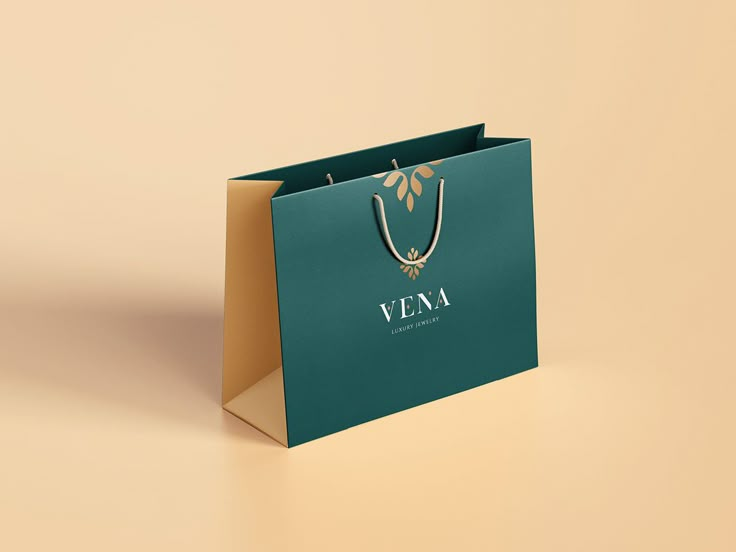 Kantong belanja hijau bertuliskan Vena Luxury Jewelry dengan tampilan warna elegan yang mendukung citra premium brand.