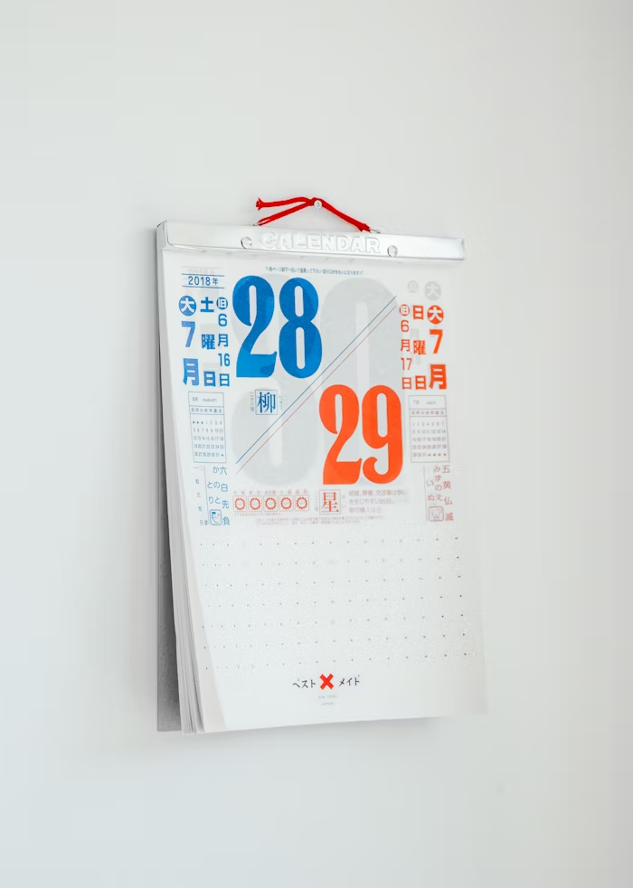 Tipografi Bold Untuk Kalender Yang Bikin Brand Diingat  
