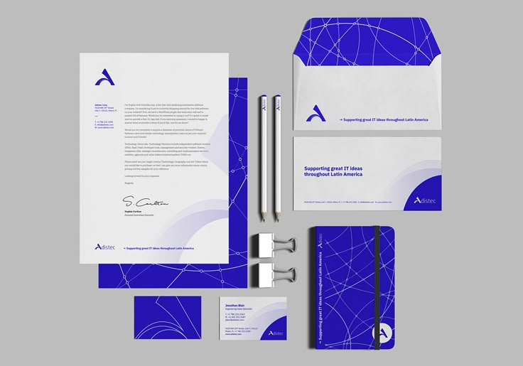 Paket branding profesional dengan elemen biru dan putih, mencerminkan kepercayaan dan kehandalan.