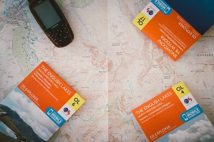 Peta topografi dengan aplikasi GPS dan buku peta OS Explorer