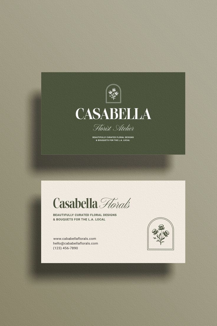 Kartu nama elegan untuk perusahaan desain bunga Casabella Florals dengan warna hijau dan putih.