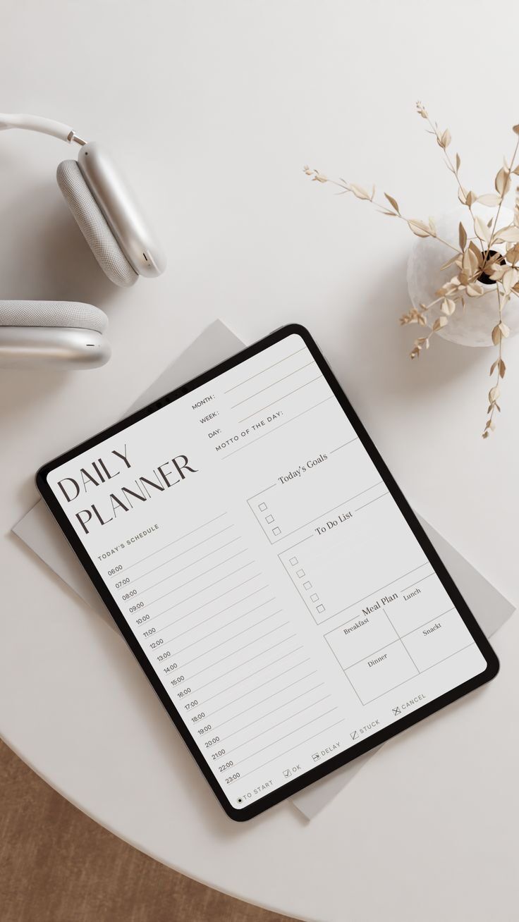 Tampilan tablet dengan aplikasi planner harian minimalis.