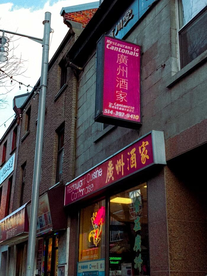 Restoran Cina bernama 'Restaurant Le Cantonais' di Montreal, Kanada.