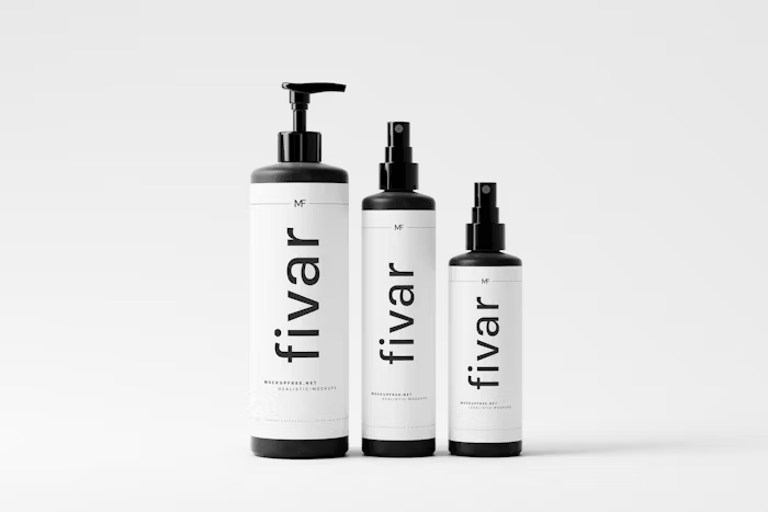 Tiga botol kosmetik minimalis yang menggambarkan pentingnya kemasan dan materi pendamping untuk memperkuat cerita brand produk.