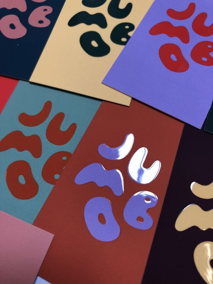 Stiker dengan desain unik dan warna cerah, ideal untuk dekorasi atau branding.