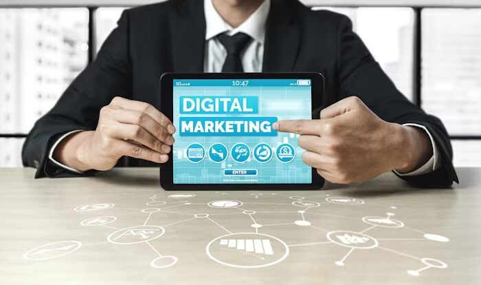 Pengguna tablet menunjukkan layar dengan 'Digital Marketing'.