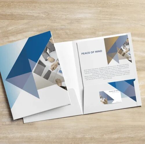 Desain brosur modern dengan poligon biru dan putih