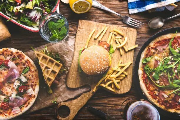 Pilihan makanan dan minuman dari Uprint.id, termasuk pizza, burger, dan waffle.