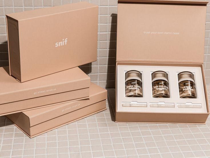 Paket parfum Snif dalam kotak kuning muda dengan tampilan minimalis dan modern.