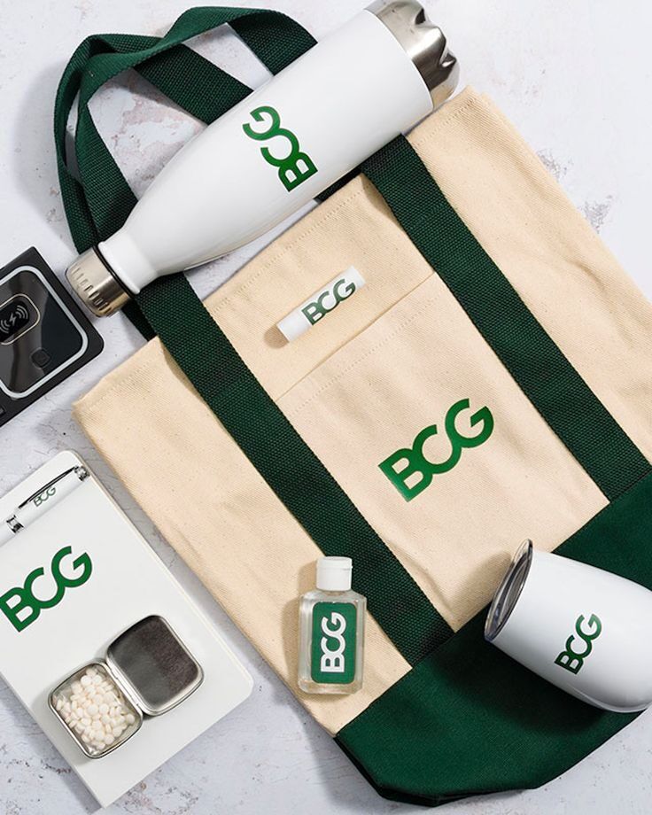 Paket aksesori promosi dengan logo BCG, termasuk tas, botol, dan produk kecil.