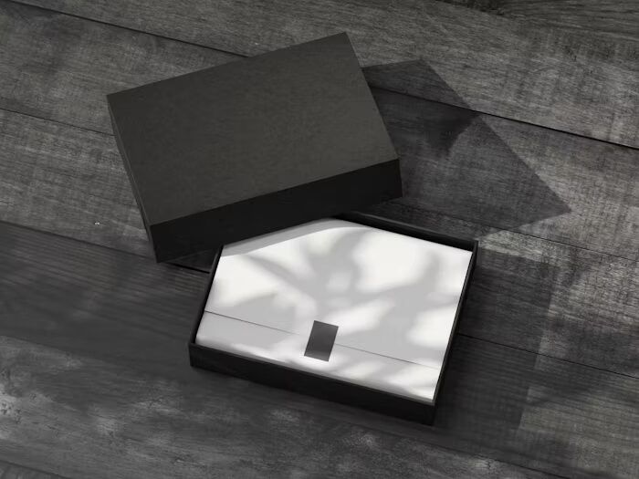 Packaging brand lokal dengan bahan cetak dan finishing yang membuat produk terlihat naik kelas