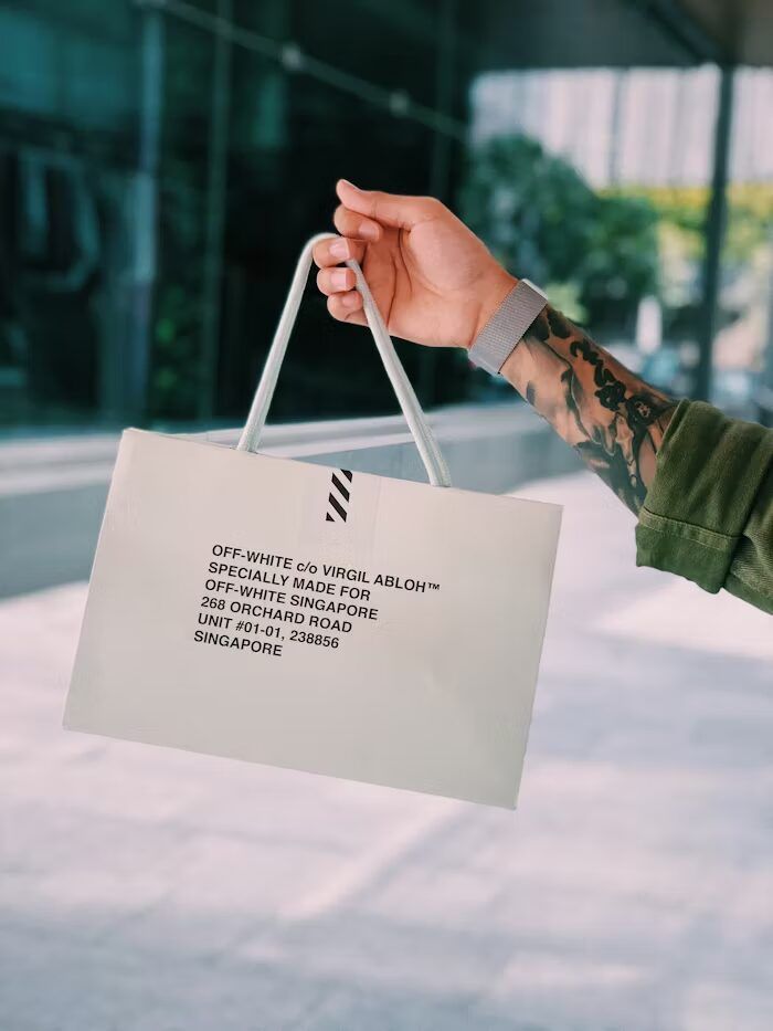 Proses produksi gift bag corporate dengan desain visual merek yang rapi