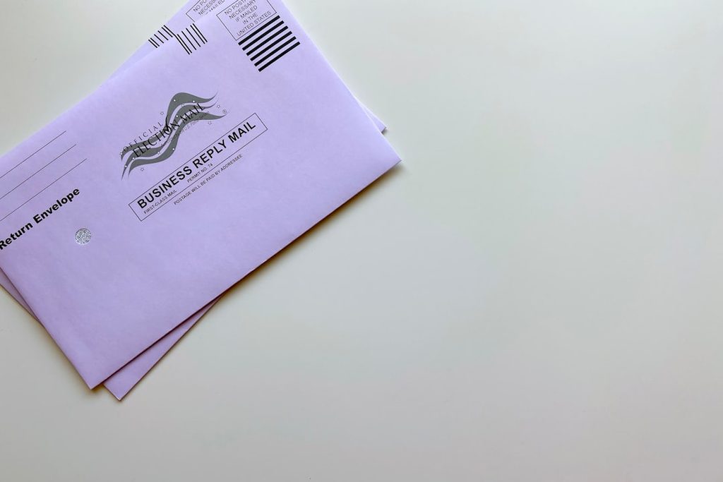 Lembar surat balasan bisnis yang menunjukkan bagaimana media fisik bisa terlihat resmi dan lebih dipercaya.