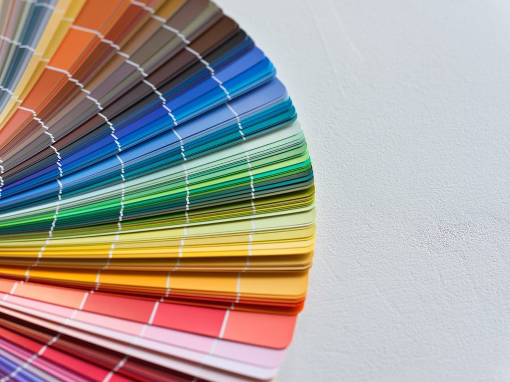 Contoh katalog warna dan material promosi yang membantu penyusunan visual produk agar lebih rapi dan mudah dipahami.
