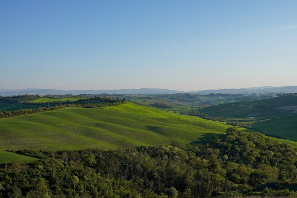 Pemandangan hijau dan biru alam Tuscany, Italia
