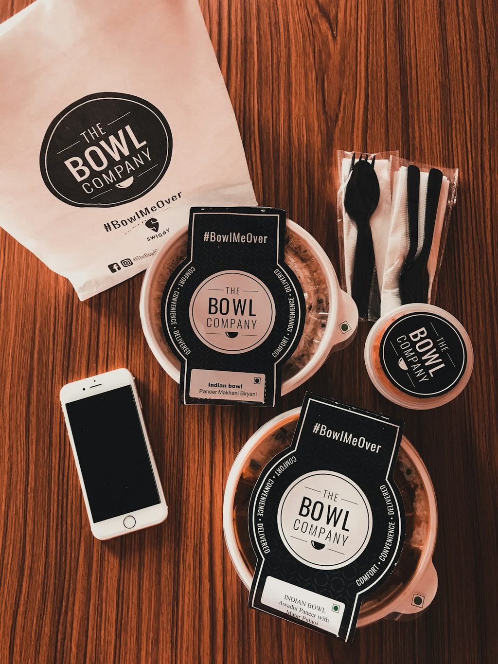 Paket percetakan Bowl Company dengan tas, piring, dan kotak makanan