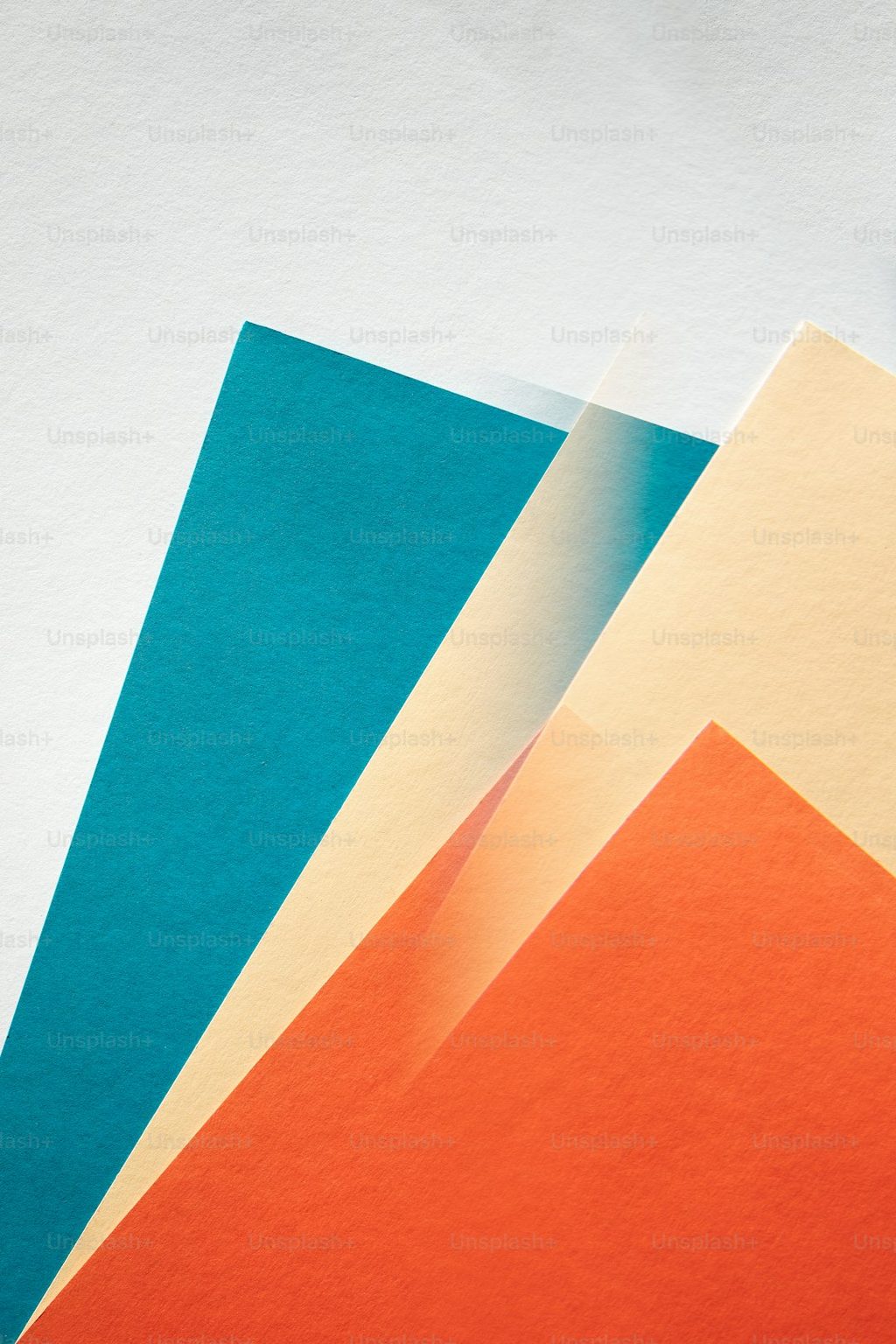 Kertas warna cerah dengan variasi biru, orange, dan cokelat muda untuk referensi bahan dan nuansa flyer promosi.
