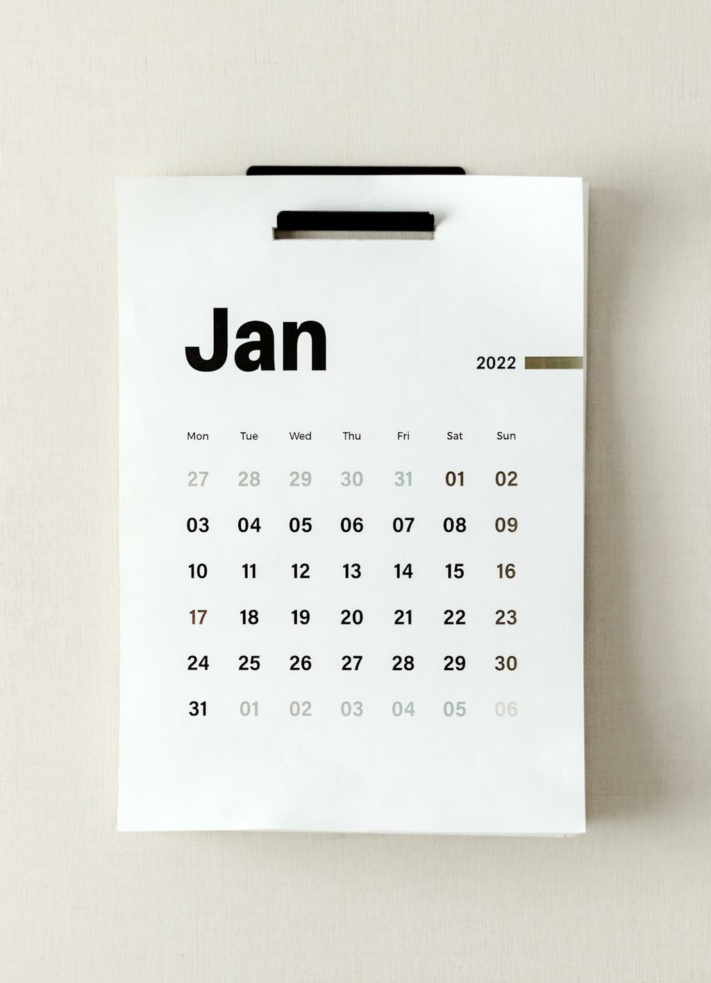 Kalender bulan Januari tahun 2022 dengan warna putih dan hitam.